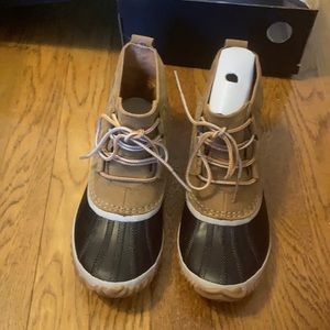 NWT 6 Sorel Out and About Bootie, tan. Waterproof